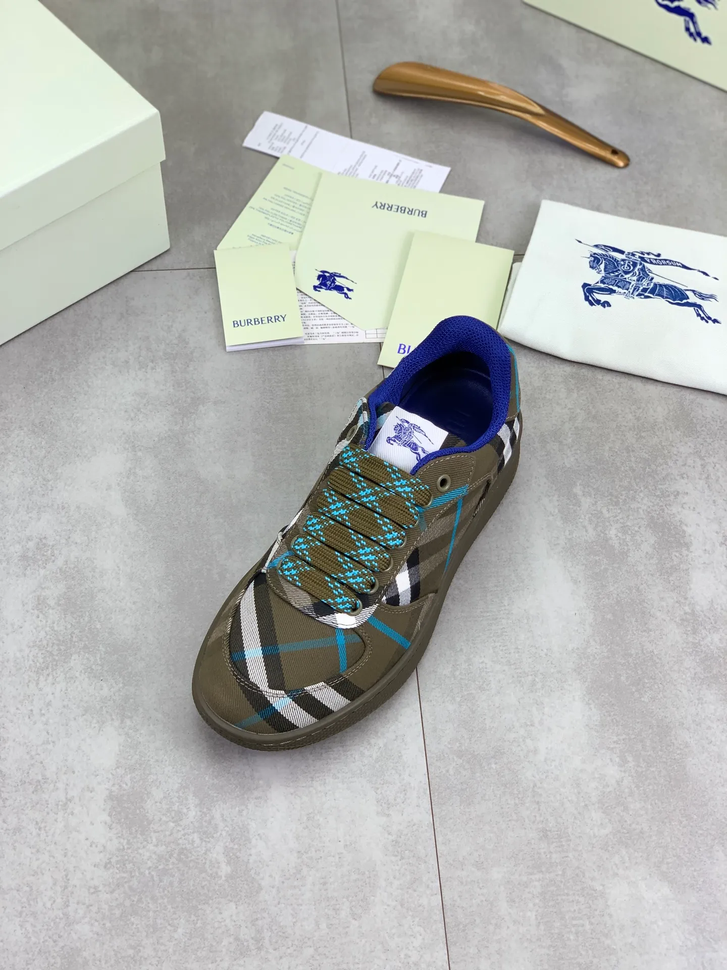 Factory price P580 [BURBERRY] Burberry - High-end quality original order - Upper: imported 🔝 original material - Inner: cowhide lining, feet; water-dyed cowhide - Outsole: ultra-light TPR rubber; two-color molded outsole - Super high quality control · Fine workmanship: highlighted (high-end, extravagance, grade) -Size: 38-46 (Male 38 46 can be customized) · Color: 5️⃣ colors available